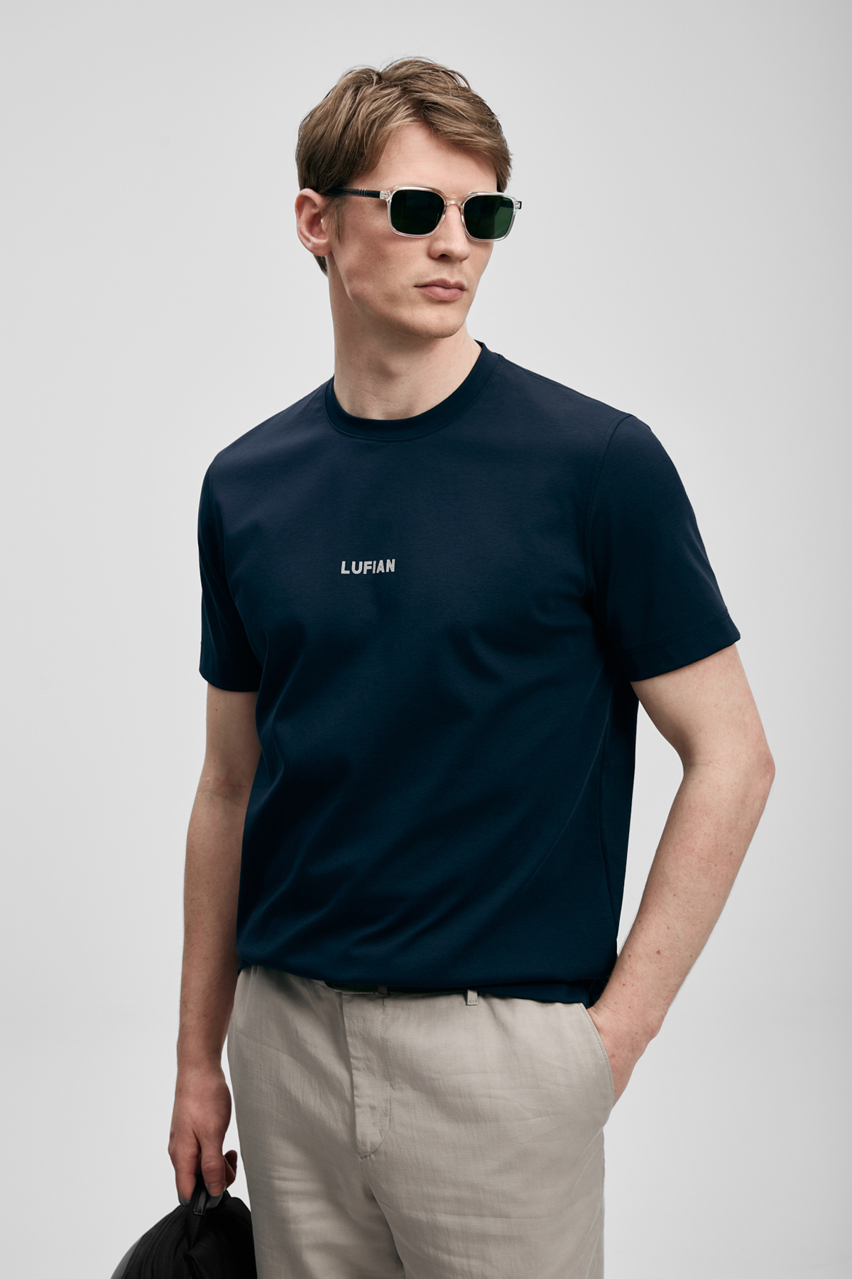 Marcus Modernes Grafik-T-Shirt in Marineblau - LUFIAN
