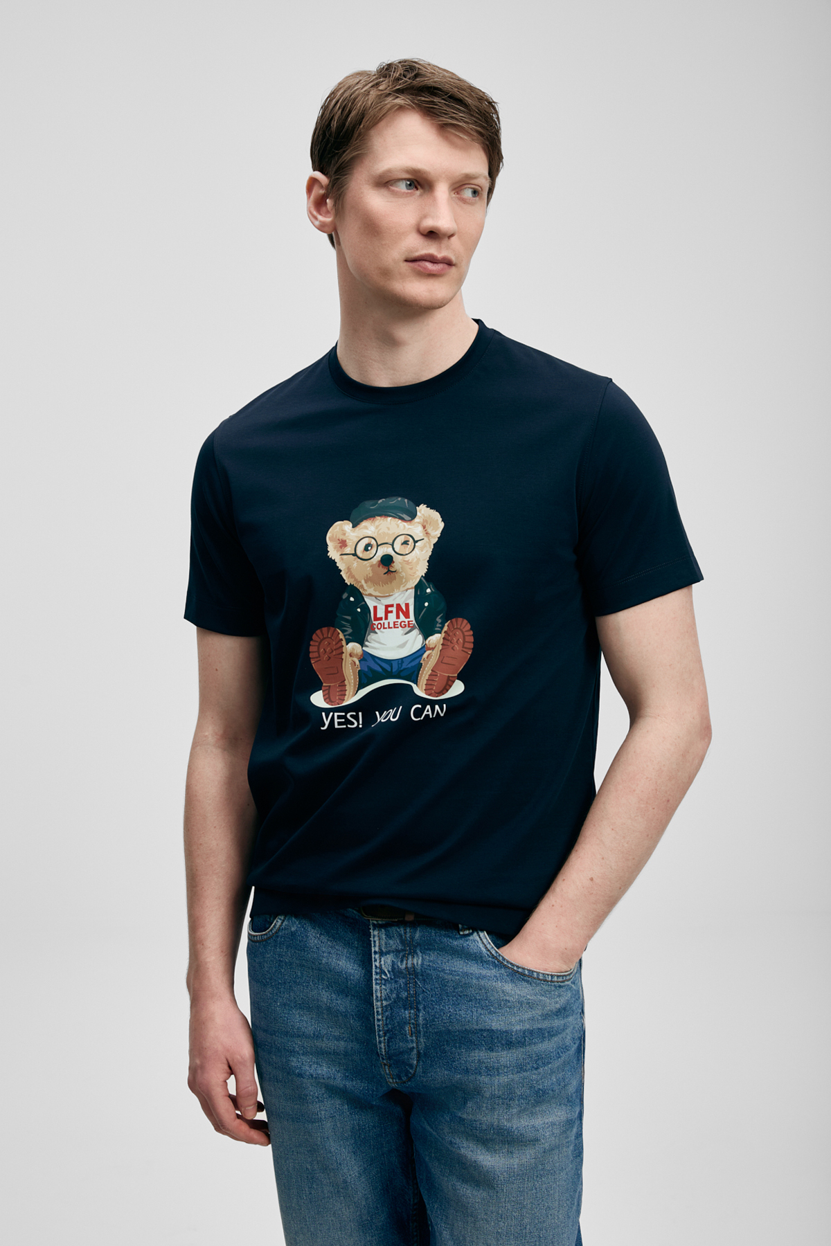 Teddy Modernes Grafik-T-Shirt in Marineblau - LUFIAN