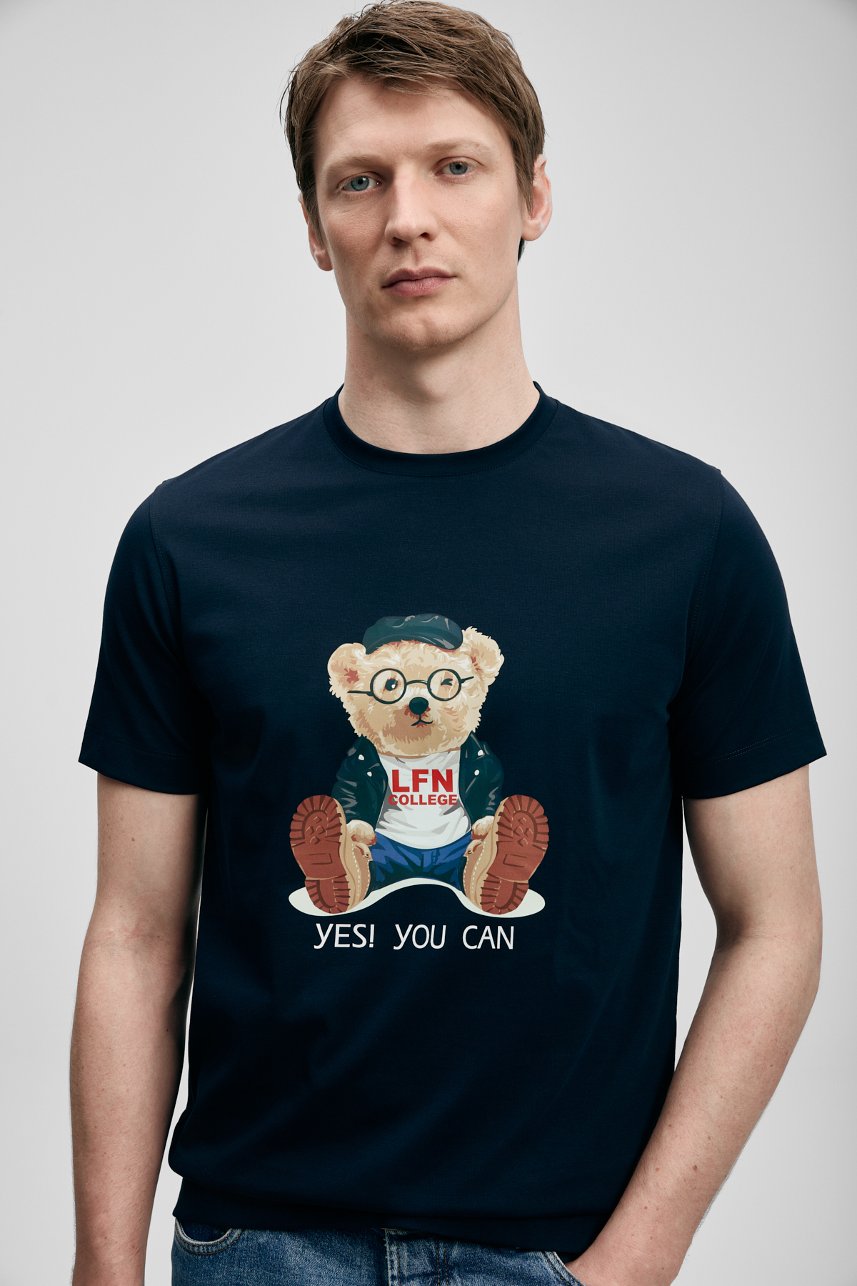 Teddy Modernes Grafik-T-Shirt in Marineblau - LUFIAN