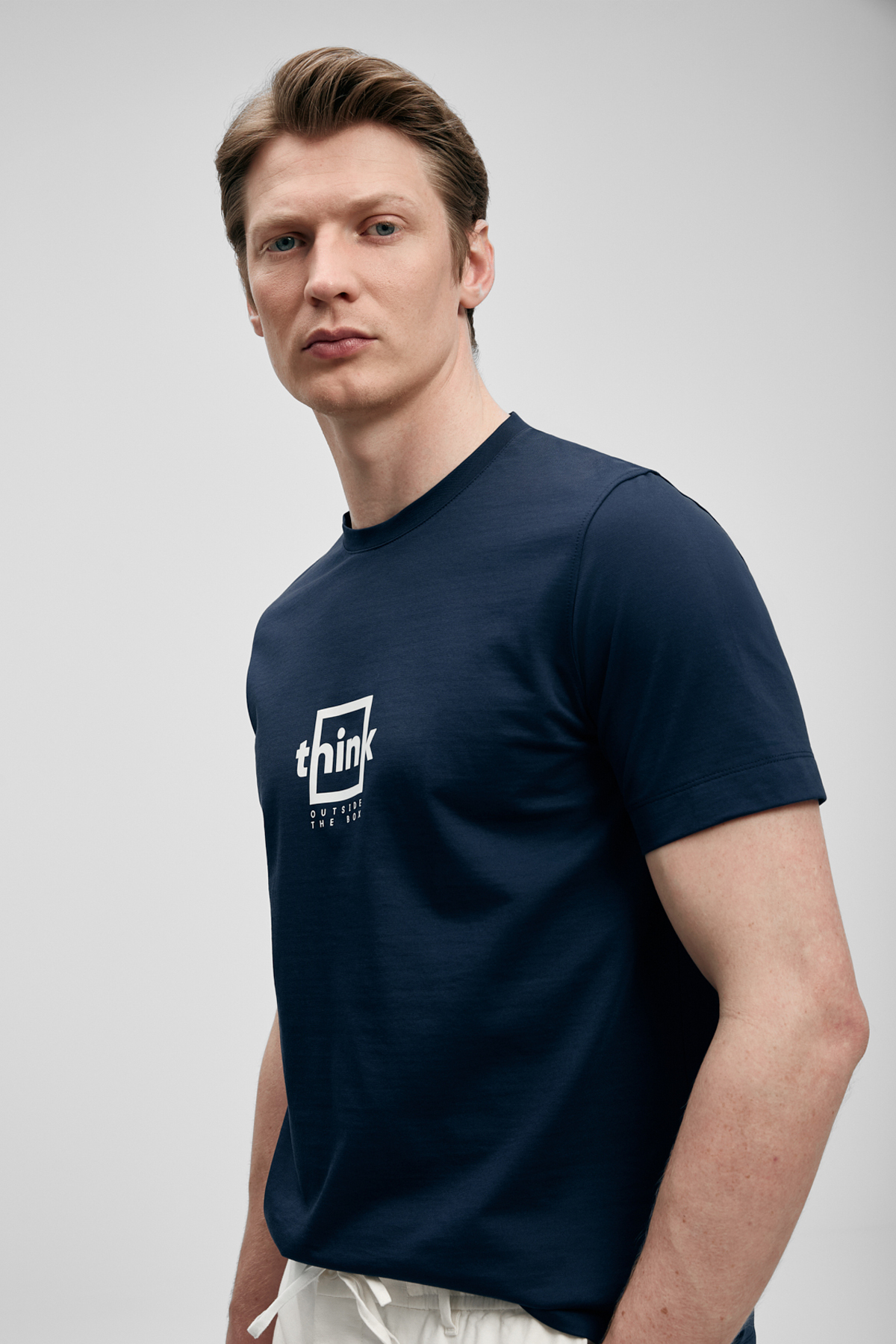 Thınk Modernes Grafik-T-Shirt in Marineblau - LUFIAN